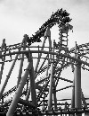 Argentina - Buenos Aires: roller-coaster at Parque de la costa - black and white - blanco y nero (photo by Ruben Bittermann)