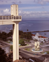 Brazil / Brasil - Salvador (Bahia): Elevador Lacerda, Brazil's first elevators, linking the Upper and Lower towns of Salvador - Carlos Lacerda Elevator  (photo by L.Moraes)