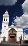 Quito, Ecuador: colonial façade and stone cross of the Iglesia de Santo Domingo - XVI century - architect Francisco Becerra - Dominican Church - Plaza Santo Domingo - photo by M.Torres