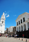 Quito, Ecuador: Plaza Grande / Plaza de la Independencia - Independence Square - view along Calle Gabriel García Moreno - left to right: Metropolitan Cathedral, Metropolitan Cultural Center (old Universidad Central) and Carondelet Palace - photo by M.Torres