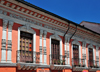 Quito, Ecuador: Plaza de la Merced - beautiful façade with wrought iron balconies - Calle Cuenca - photo by M.Torres