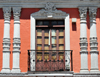 Quito, Ecuador: Plaza de la Merced - detail of façade with wrought iron balcony - Calle Cuenca - photo by M.Torres