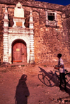 Ilha de Moçambique / Mozambique island: Portuguese fort of São Sebastião - the gate, the passer-by and the photographer's shadow - forte Português de São Sebastião - o portão, o curioso e a sombra da fotógrafa - photo by F.Rigaud